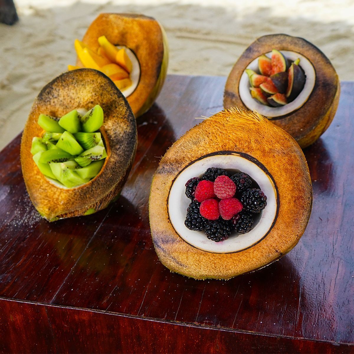 Café-de-manhã cocos recheados com frutas tropicais na Riviera Maya.
