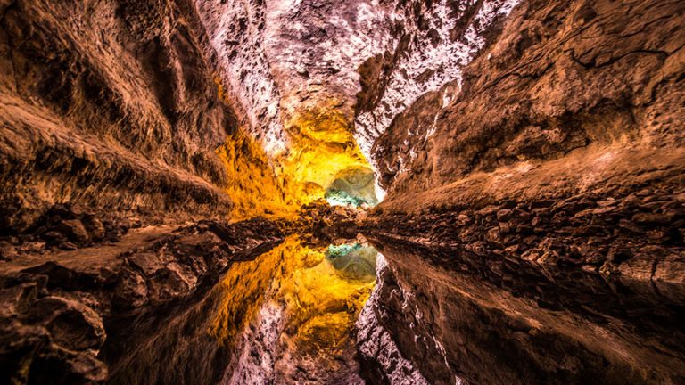 Cueva de los Verdes, un espectáculo de luces y sombras