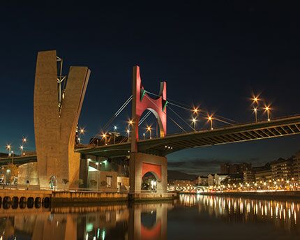 Ponte di La Salve, il ponte ‘abbracciato’ dal Guggenheim che appare in tutte le foto