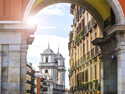 Arco en la Plaza Mayor con vistas a la iglesia de San Isidro