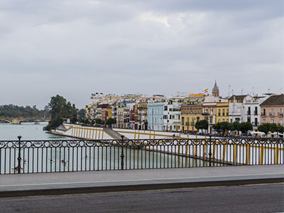 Calle Betis desde el puente de Triana