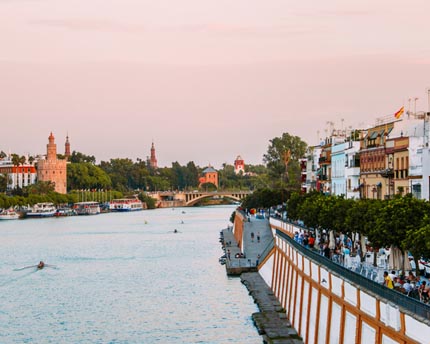 La Calle Betis, la más escenográfica de Sevilla