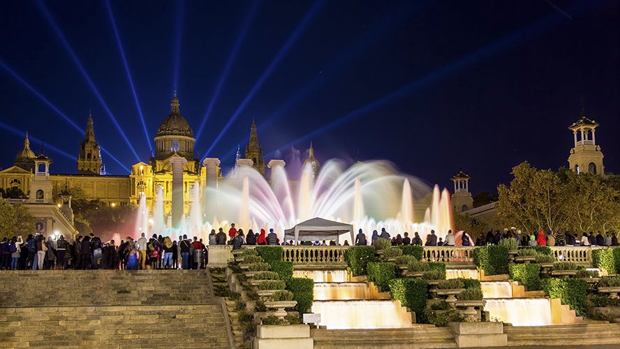 Turistas presencian espectáculo de luces en la fuente de Montjuic