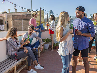 Amigos en una terraza en Barcelona