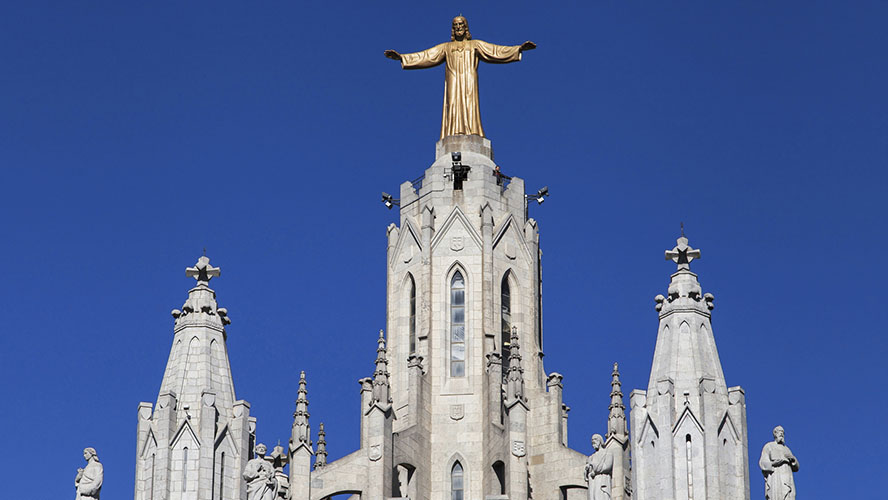 Vista de la estatua de Jesús en lo alto del templo