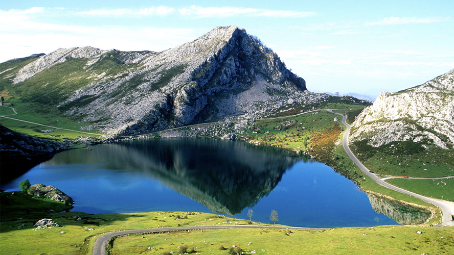 Los pueblos más frescos de España para escapar de la ola de calor 7 Merca2.es Los Picos de Europa: el refugio perfecto para el verano en el norte de España