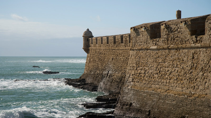 an image of a castle located in cadiz, Castillo de santa catalina