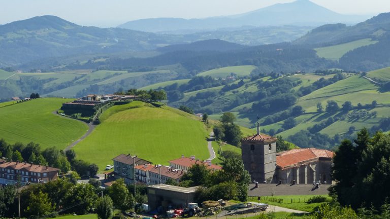 Getaria pueblo pesquero costero de Gipuzkoa con puerto y mar cantábrico