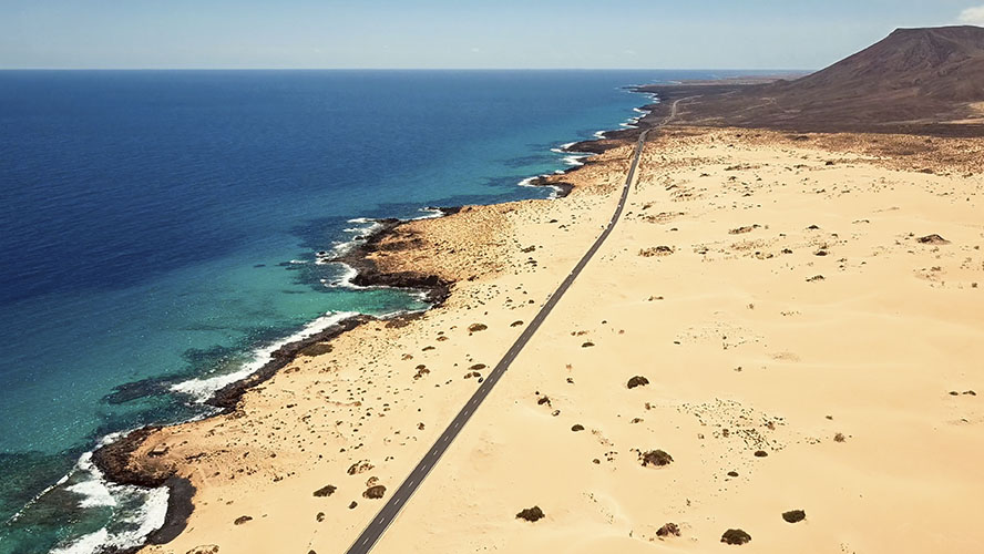 Carretera que recorre las Dunas de Corralejo