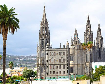 Visita la catedral de Arucas en tu escapada a Gran Canaria