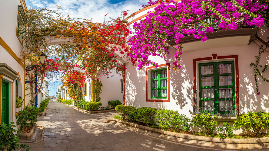 Calle con flores en Puerto de Mogán