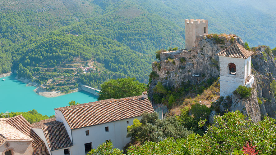 Torre árabe y campanario en Guadalest