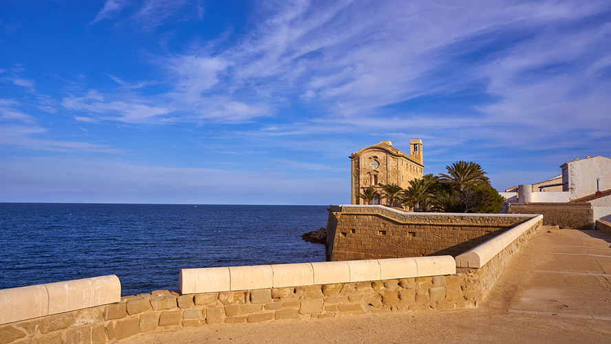 Iglesia de San Pedro y San Pablo frente a la costa