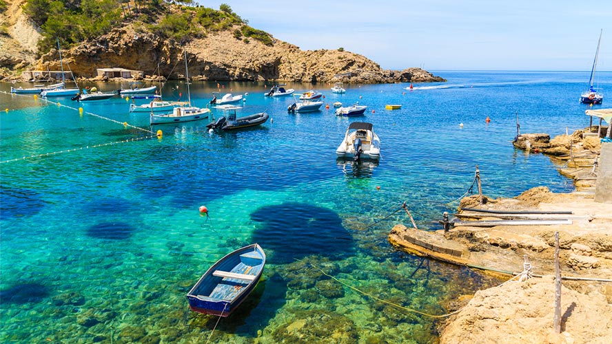 barcas en Cala Vadella.