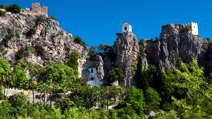 Castell de Guadalest con la escalera de acceso abajo