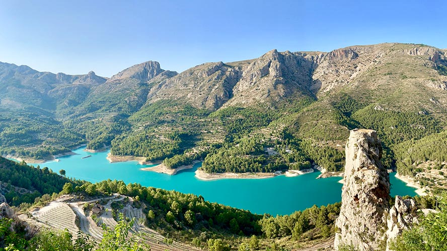 Embalse de Guadalest con la escalera de acceso abajo