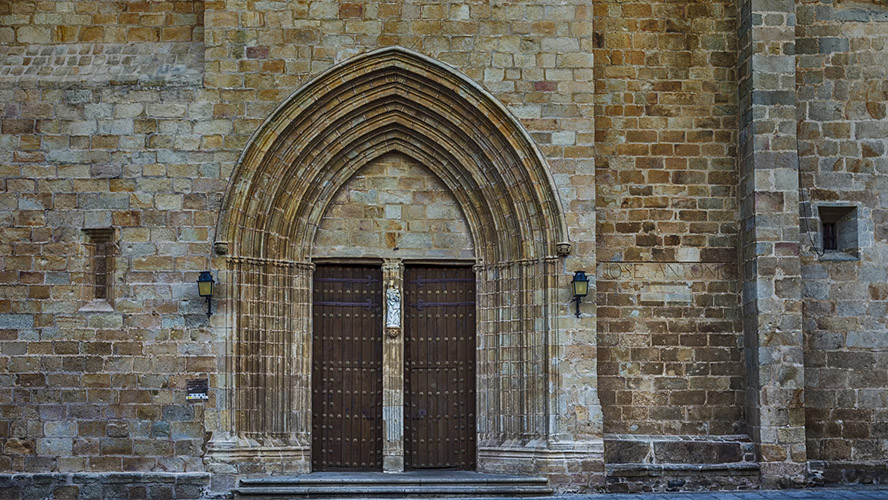 Puerta catedral Santa María