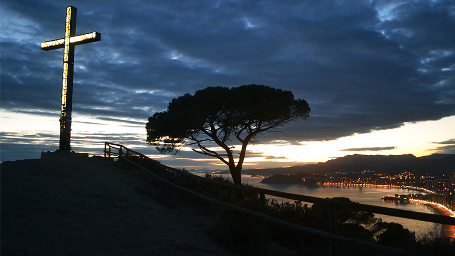 Cruz de benidorm noche