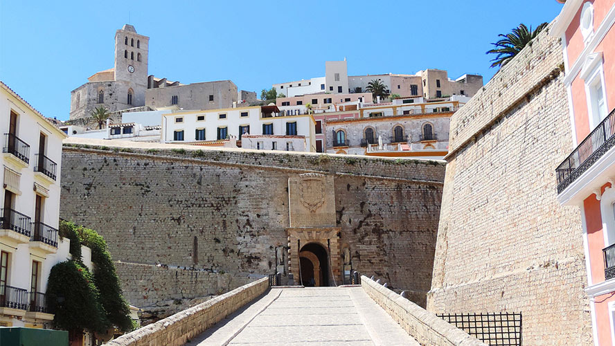 Dalt Vila puerta