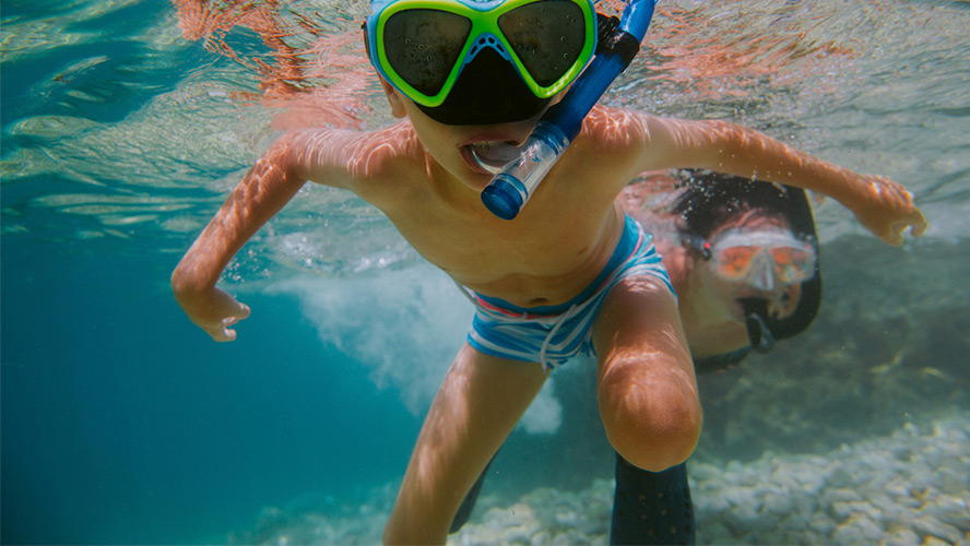 niño buceando