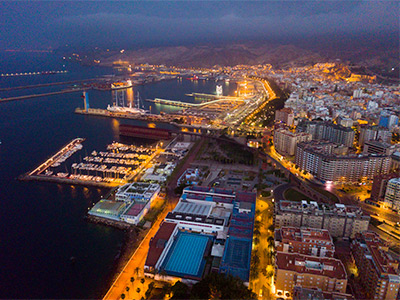 puerto de almería de noche