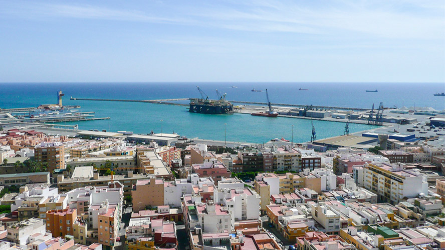 Almería y las aguas color turquesa del puerto