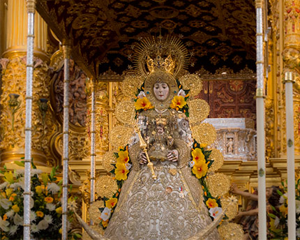 La Virgen del Rocío ya está en su paso para la romería de 2023