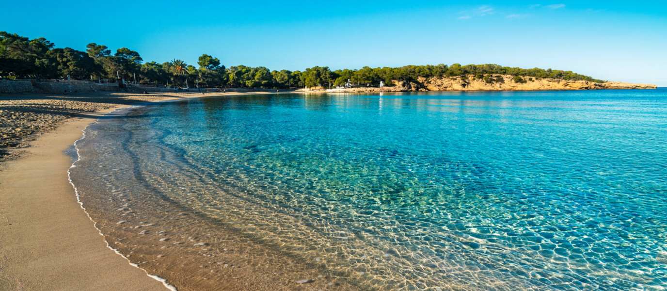 Cala Bassa, una de las playas más populares de Ibiza