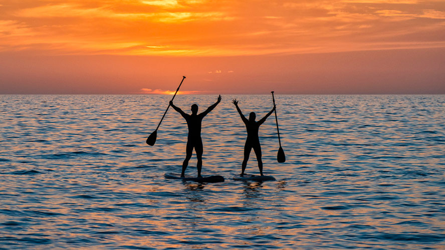 pareja paddle surf