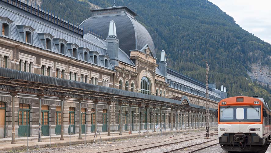 Tren de paso por la Estación de Canfranc