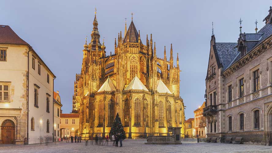 Catedral de Praga iluminada