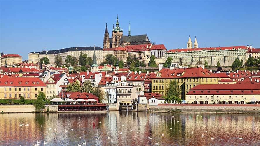 Vista generale del Castillo de Praga desde el Moldavia