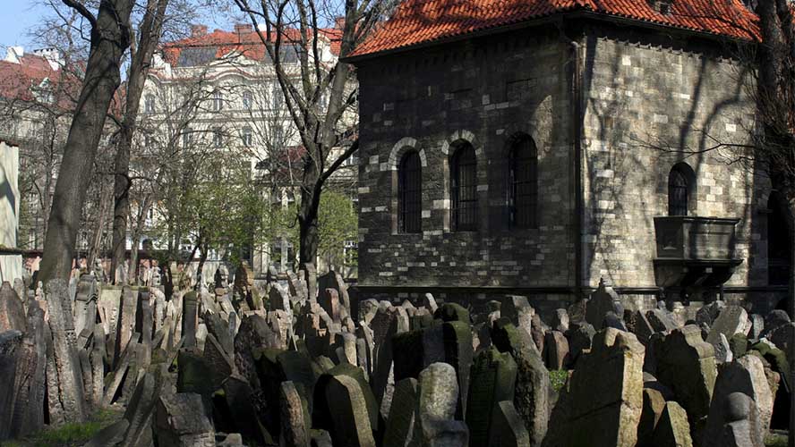 Visita al cementerio Judío de Praga