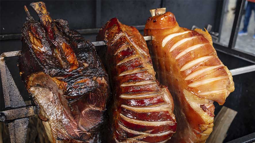 Jamones de cerdo asado es una comida callejera en Praga