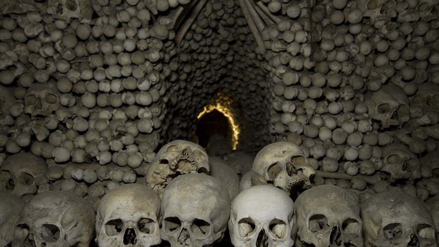 Dentro de la Capilla de los Huesos de Kutna Hora