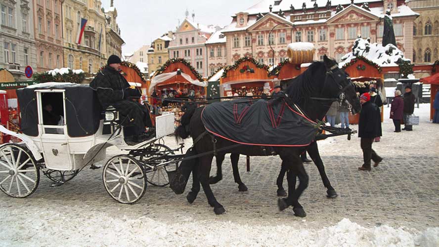 Carros de caballos en la Praga navideña