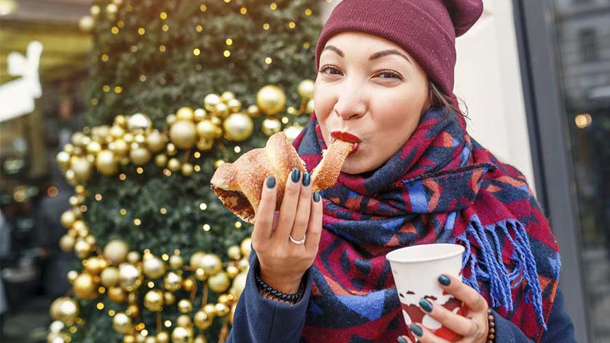 Comiendo un dulce típico de Praga