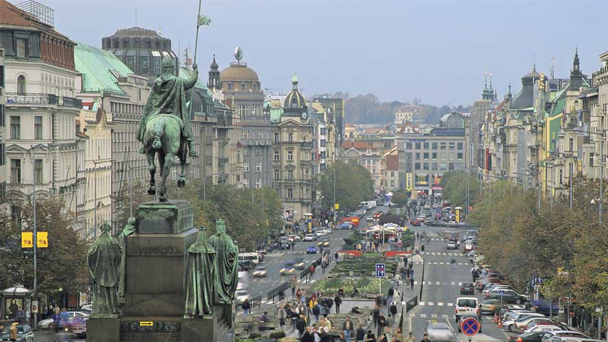 La estatua de Wenceslao preside la plaza