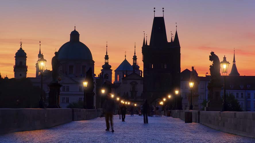 Cae la noche en el Puente Carlos de Praga