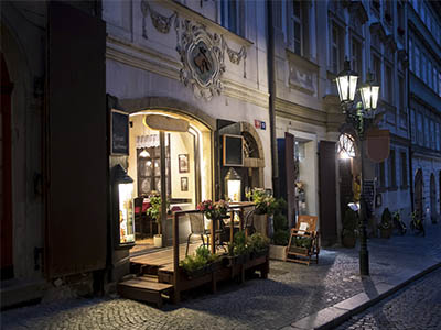 Los restaurantes iluminan las calles de Praga