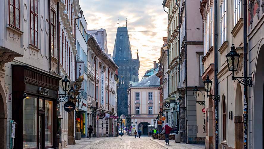 La silueta de la Torre de la Pólvora desde las calles de Praga