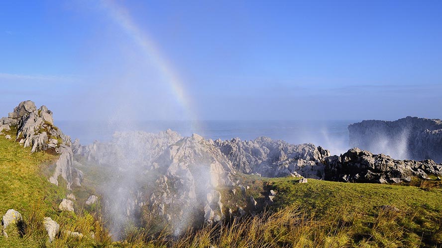 Vista del arcoiris desde los Bufones de Pría