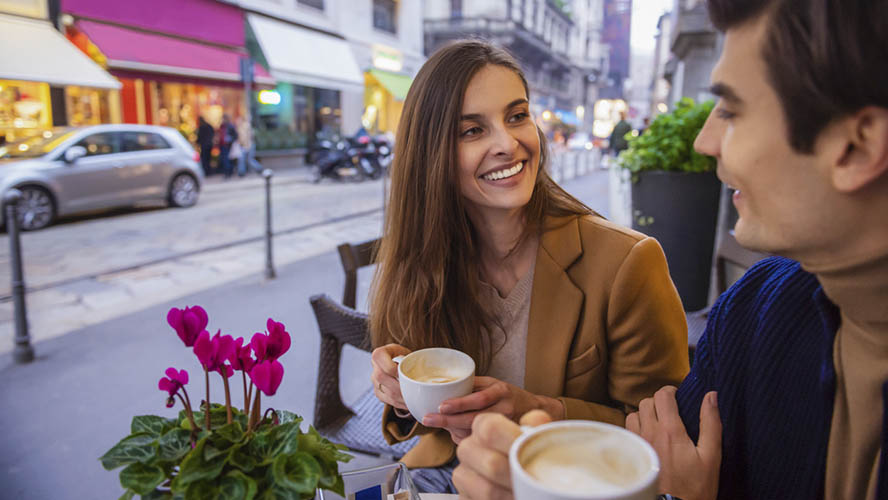 Pareja disfruta de un café en Milán