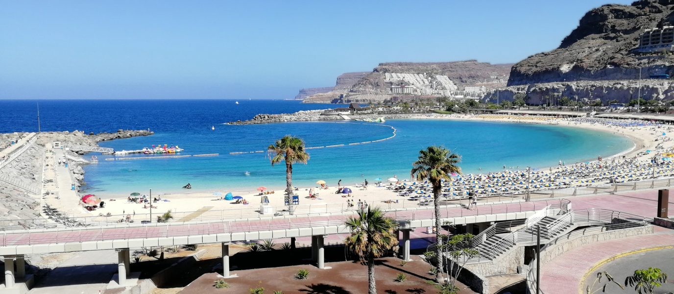 Playa de Amadores, arena blanca y bandera azul
