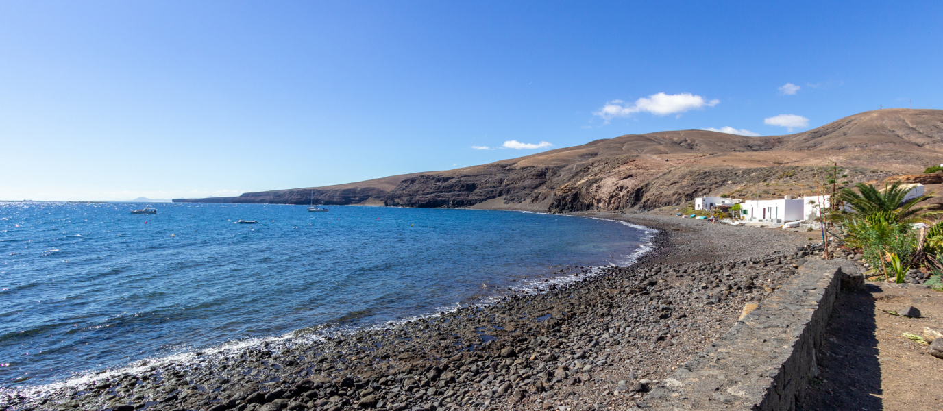 Playa Quemada, un pueblo marinero de arena negra