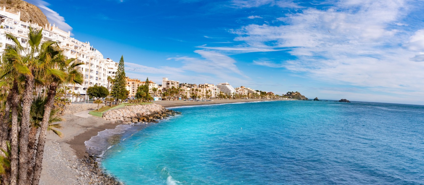 Almuñécar, 26 playas para elegir y mucho más