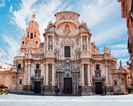 Catedral de Murcia, una alta torre y el corazón de Alfonso X el Sabio