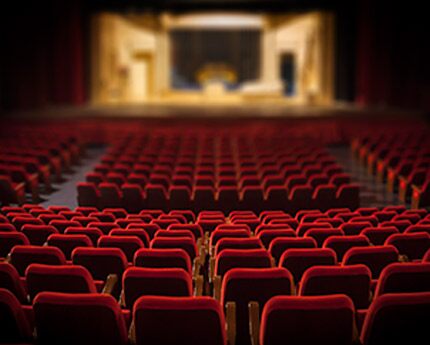 Teatro Romea, el escenario que sobrevivió a la maldición del fuego