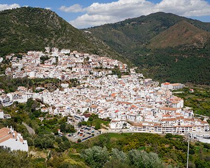 Qué ver en Ojén, pueblo blanco y cuna del aguardiente de Málaga