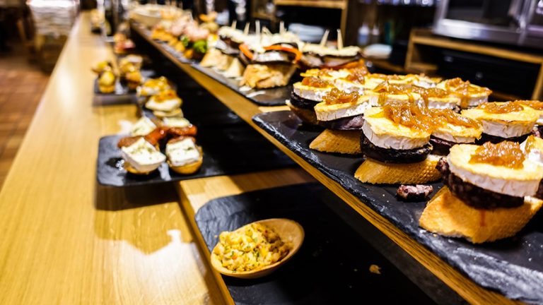 Barra de pintxos vascos en bar del País Vasco — tapas y pinchos